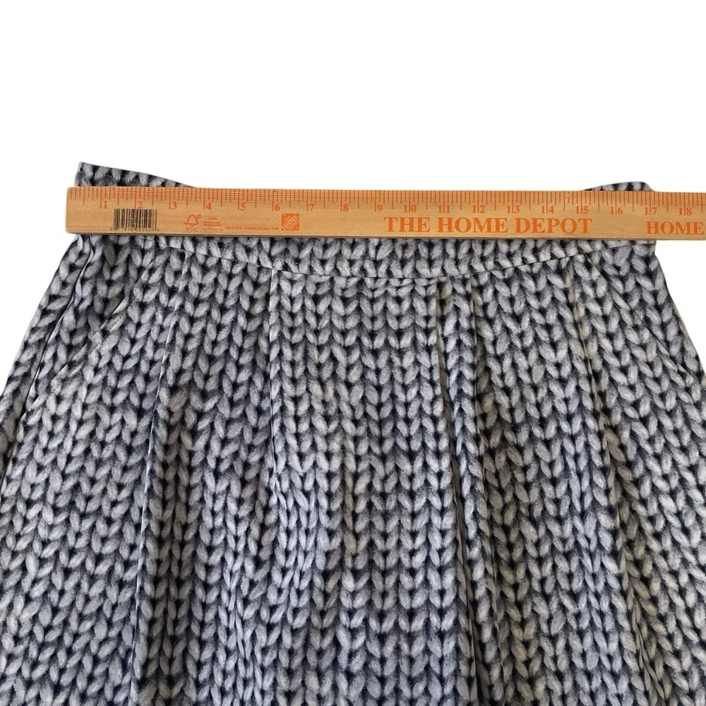 Banana Republic Women's Knit Print Pleated‎ Shorts Size 14 Black White